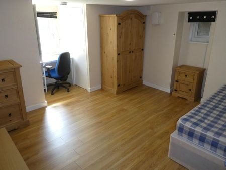 8 bedroom semi-detached house to rent - Photo 3