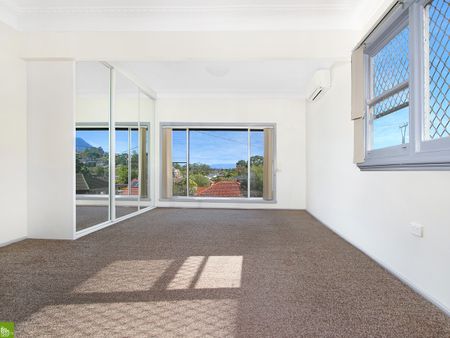 51 London Drive, WEST WOLLONGONG NSW 2500 - Photo 2