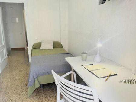 Carrer de Bernat i Baldoví, Burjassot, Valencian Community 46100 - Photo 3