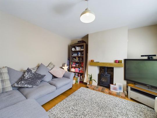 4 bedroom end of terrace house to rent - Photo 1