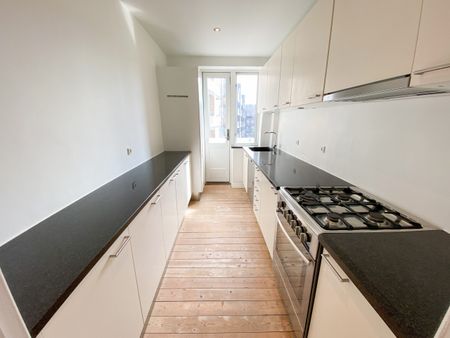 Centralt beliggende 3-værelses lejlighed med altan - Foto 5