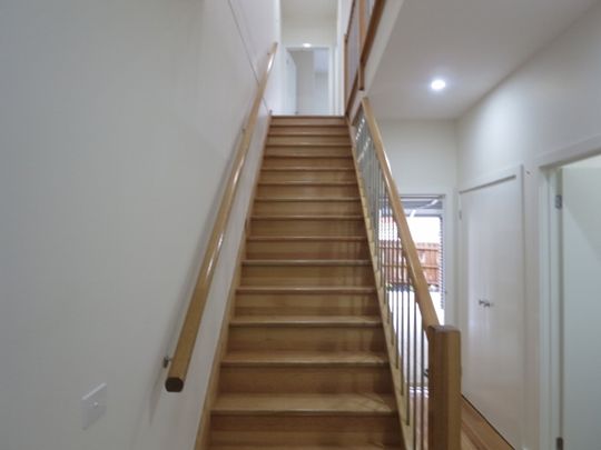 Stylish Townhouse in Perfect Location&excl; - Photo 1