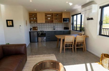 2-bedroom apartment, available now! - Photo 5