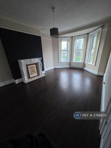 3 bedroom flat to rent - Photo 4