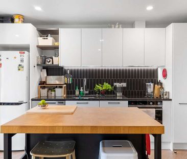 Bright and warm unit with a secure carpark - Photo 5