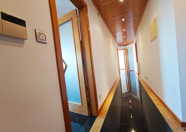 Apartamento T3 com Terraço Privativo para Arrendamento em Nova Queijas