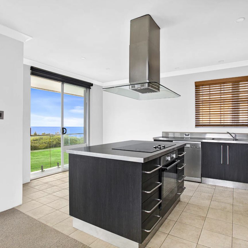 Lifestyle abode with panoramic ocean and headland views - Photo 1