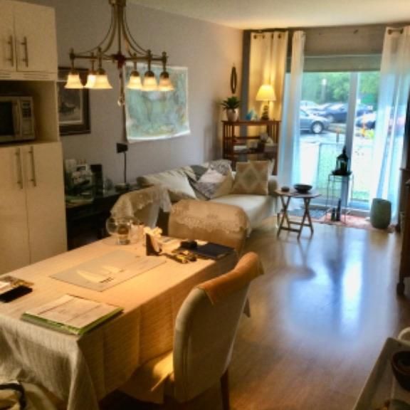 Charmant petit condo 3 et demi, piscine, gym, rez de chaussée, accès facile autoroute 40,lachenaie , Terrebonne, Charlemagne proche de Montréal - Photo 1