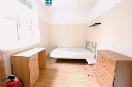 3 Bedroom 1 Bathroom - Photo 2