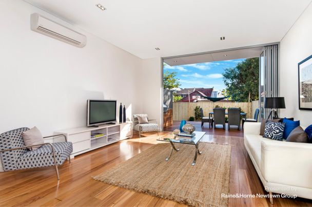 Impressive architect-designed home - Photo 1