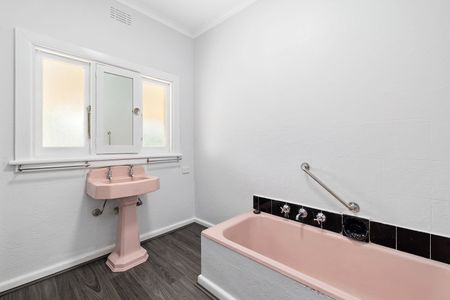 Spacious 3 Bedroom Family Home In A Good Location - Photo 3