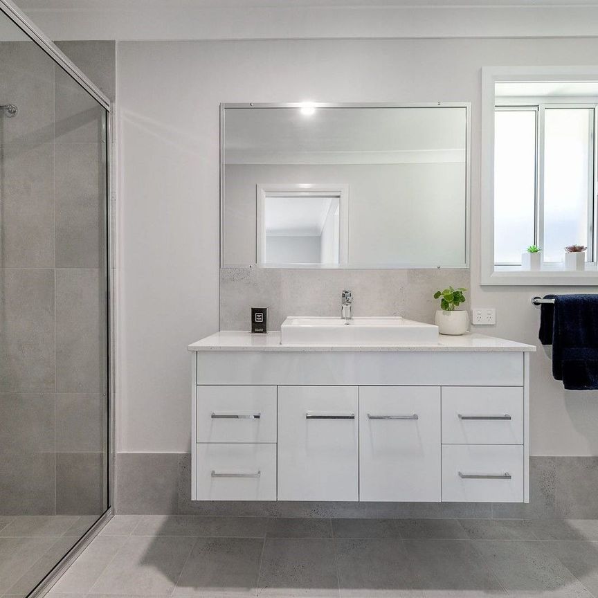 Beautifully Presented Home in Prime Crestwood Location - Photo 1