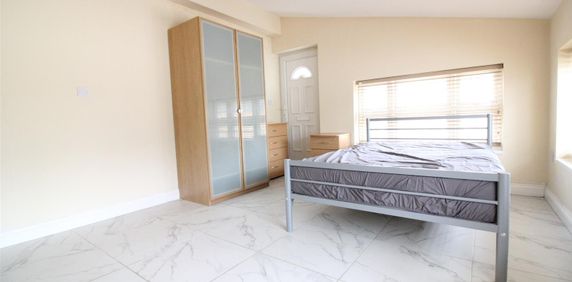 Chertsey Bridge Road, Chertsey - Photo 2