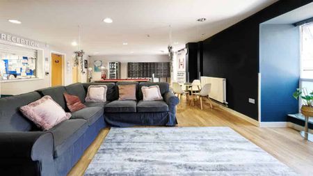 Classic En-suite in a 5-bed flat - Photo 2