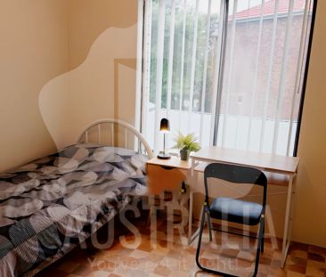 Private room with own bathroom - Photo 2