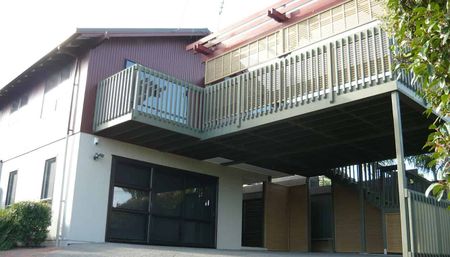 Great Location - Large Deck & View to Rangitoto! - Photo 2