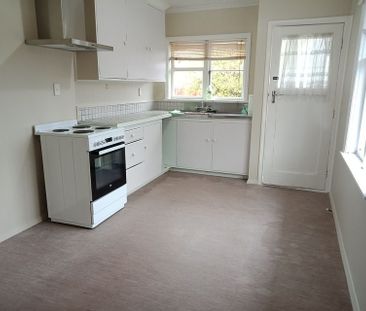Central location & ready to move in - Photo 2