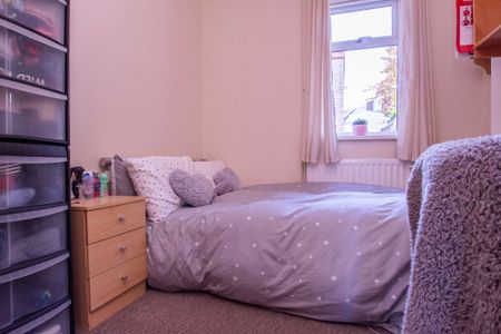 Cosy 5 bedroom house on Coburn Street - Photo 5