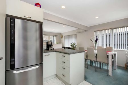 Stunning 3-Bedroom Home with Double Garage in Papatoetoe - Photo 2