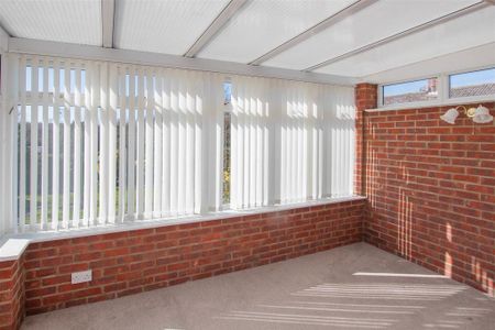 3 bedroom detached bungalow to rent - Photo 2