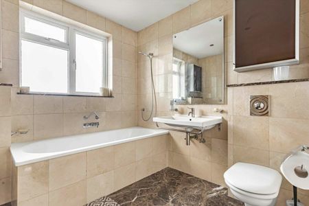 Highland Avenue, Hanwell, W7 - Photo 4