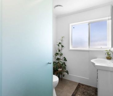 Spacious and Stylish Upstairs Living in Prime Redcliffe Location - Photo 2