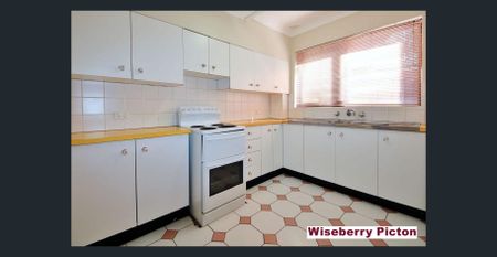 Two Bedroom Townhouse !! Great Location. - Photo 2