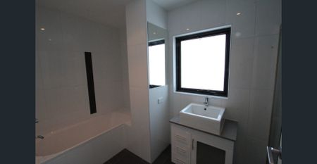 2 Bedrooms Apartment with City and Bridge Views - Photo 5