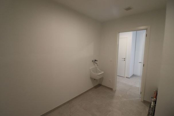 BEN-woning met 3 slaapkamers, terras met tuin, tuinberging en autostaanplaats. - Photo 1