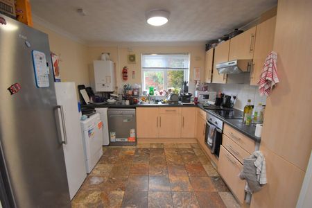 6 Bed Terraced House, Christchurch Road, RG2 - Photo 4