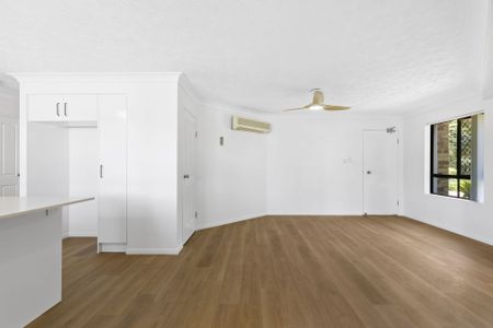 Fully Renovated Luxurious Ground-Floor Corner Apartment with Private Courtyard - Photo 2