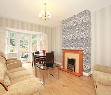 Hedgeley, Woodford Avenue, Ilford IG4 - Photo 1