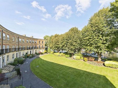 Town house set in a private gated development overlooking the river and 0.7 miles away from Hampton Court Station. - Photo 4