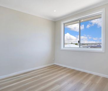 Stunning Designer Family Home in Box Hill! - Photo 2