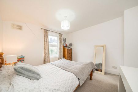 3 bedroom flat to rent - Photo 4