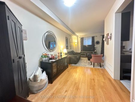 Townhouse For Lease | N8124656 - Photo 4