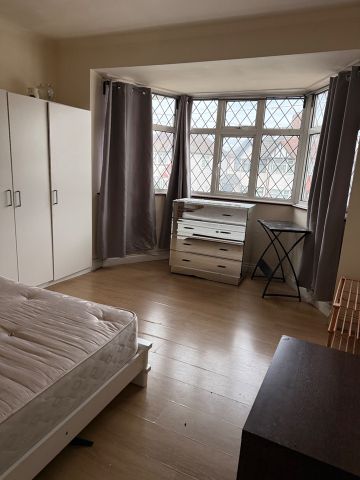 2 Bed Flat, Dehar Crescent, NW9 - Photo 2