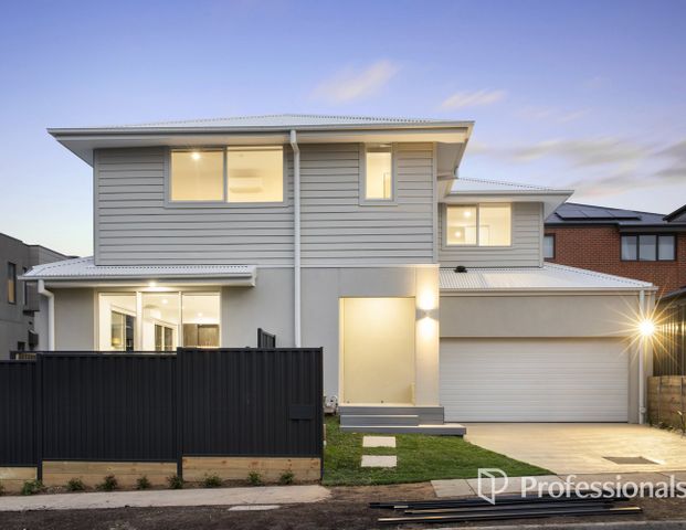 Brand-New Freestanding Luxury: 4-Bed Residence with Private Driveway - Photo 1