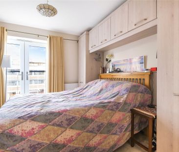 2 bedroom Flat in Fleming Place, Bracknell - Photo 2