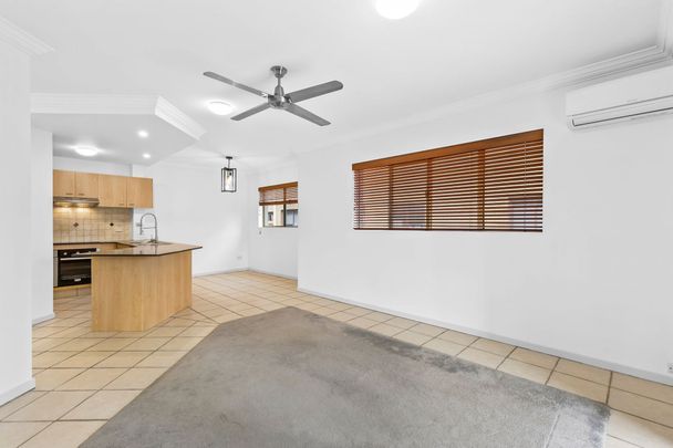 Bright & Breezy Coastal Living in Broadbeach! - Photo 1