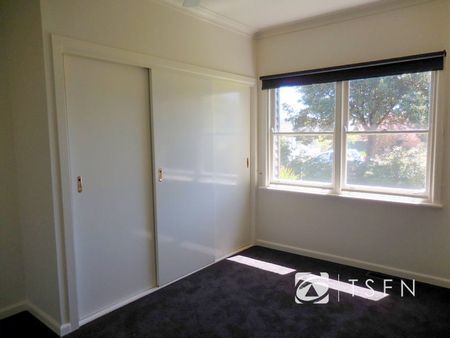 Family Home in Flora Hill - Photo 4