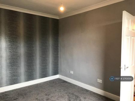 3 bedroom end of terrace house to rent - Photo 3