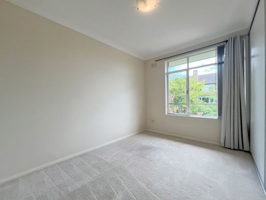 Spacious Apartment in Convenient Location &ast;&ast; Available Now &ast;&ast; - Photo 1