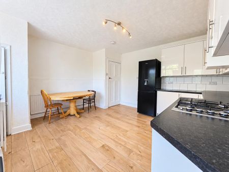 1 bedroom in a flat share to rent - Photo 3