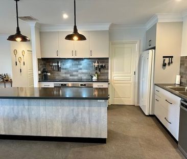 For Lease: Gorgeous family home on Honour Avenue - Photo 1