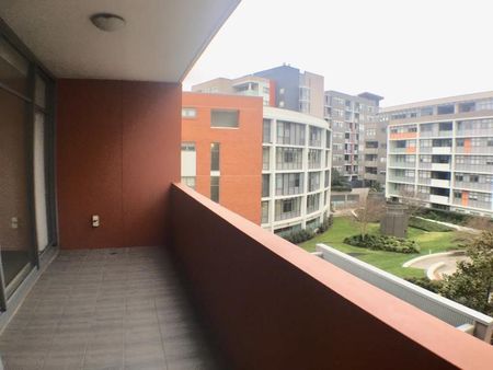 Modern 1-Bedroom Apartment with Balcony in Prime Location - Photo 2