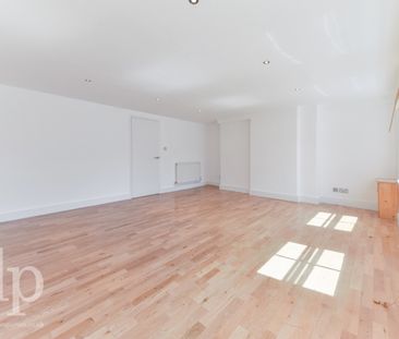 2 Bedroom Flat, Berwick Street W1F - Photo 3