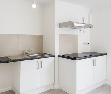 2 Bed Flat, Wilmslow Road, M14 - Photo 2