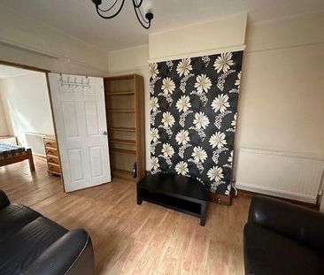 5 bedroom semi-detached house to rent - Photo 2