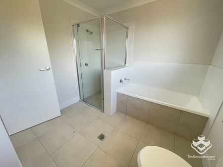 Spacious Modern Townhouse in Nigella Views, Dakabin - Photo 4
